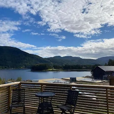 Trivelig Og Nylig Oppfort Med Innendors Peis