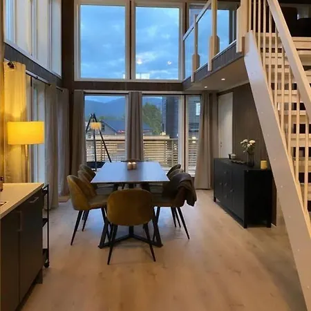 Trivelig Og Nylig Oppfort Med Innendors Peis