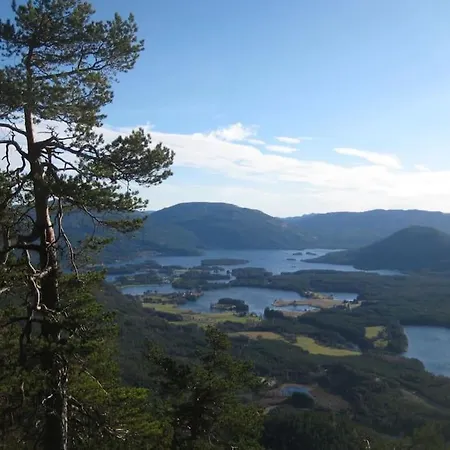 Trivelig Og Nylig Oppfort Med Innendors Peis