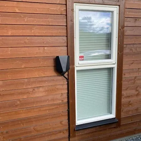 Trivelig Og Nylig Oppfort Med Innendors Peis *