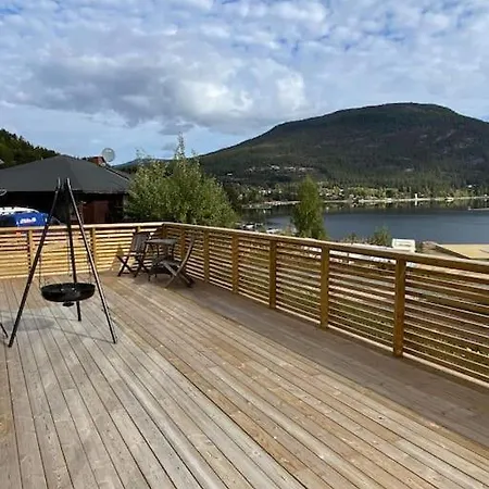 Trivelig Og Nylig Oppfort Med Innendors Peis