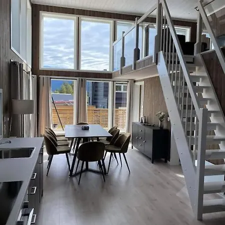 Trivelig Og Nylig Oppfort Med Innendors Peis *