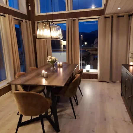 Trivelig Og Nylig Oppfort Med Innendors Peis *