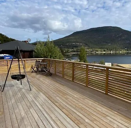 Trivelig Og Nylig Oppfort Med Innendors Peis