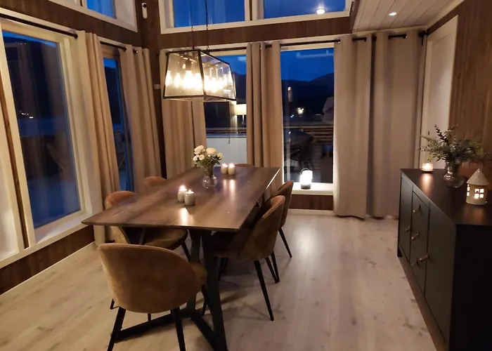 Trivelig Og Nylig Oppfort Med Innendors Peis *