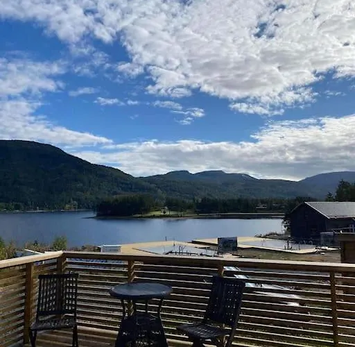 Trivelig Og Nylig Oppfort Med Innendors Peis