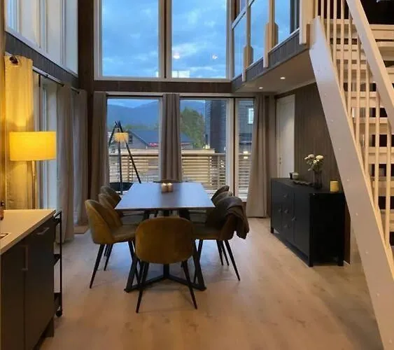 Trivelig Og Nylig Oppfort Med Innendors Peis