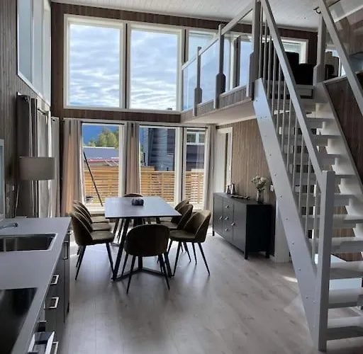 Trivelig Og Nylig Oppfort Med Innendors Peis *